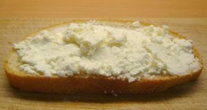 빵 위에 올려진 브린자 치즈