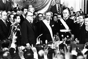 1973년 캄포라가 아르헨티나 대통령 취임 선서를 하고 있다. 캄포라의 오른쪽 어깨 너머로 당시 칠레 대통령 살바도르 아옌데가 보인다.