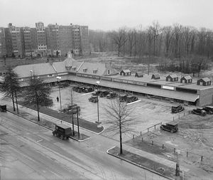 워싱턴 D.C. 클리블랜드 공원의 파크 앤 샵(1930)은 앞에 전용 주차 공간이 있는 소규모 쇼핑 센터의 초기 사례 중 하나이다.