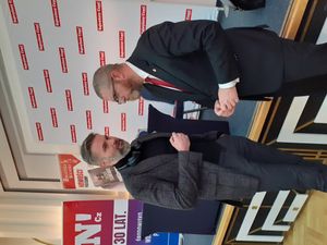 저널리스트 로만 바르샤프스키와 브라운 (2022년)