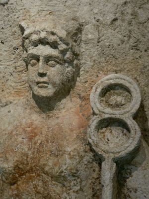 칼레오로만 시기 메르쿠리우스를 조각한 부조. 루테티아 사람들은 기존의 켈트 신에 더해 로마의 신을 받아들였다.