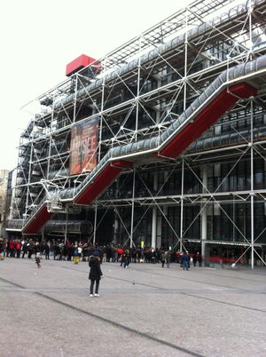 1977년 지어진 퐁피두 센터는 내부 배관과 인프라를 모두 외부에 배치하여 사람들을 놀라게 하였다.