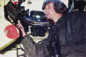 네덜란드군 센추리온 Mk 5 전차장. 왼쪽 핸들은 주포 상하 조절용, 오른손은 전차장 큐폴라 회전 손잡이.