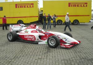 이반 사마린이 2010년 포뮬러 2 경주차에 탑승한 모습