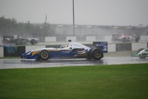 토트넘 홋스퍼가 2008년 수퍼리그 포뮬러 도닝턴 파크 경주 중인 모습