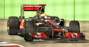 루이스 해밀턴은 펠리페 마사와의 사고로 레이스에 불이익을 받았다.