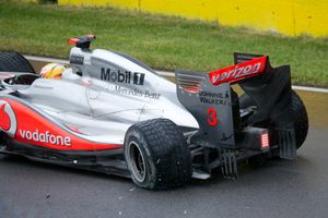 캐나다 그랑프리에서 MP4-25는 버라이즌(Verizon)의 공동 브랜딩을 리어윙에 표시했는데, 이는 보다폰(Vodafone)이 해당 회사의 지분 45%를 소유했기 때문이다.