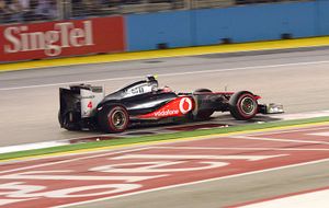 새로운 스폰서인 루코자데(Lucozade) 계약 후 변경된 리어윙 로고 배치