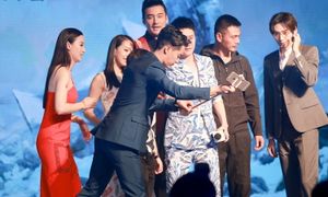 2015년 8월 드라마 제작 발표회에 참석한 《환성: 신들의 전쟁》 출연진.