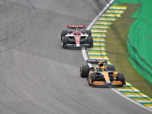 상파울루 그랑프리에서 저우 관유를 앞선 노리스. 그는 전기 문제로 레이스에서 리타이어했다.