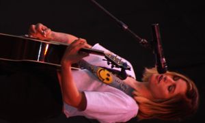 2017년 어쿠스틱 기타를 연주하는 포프