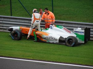 아드리안 수틸이 오 루즈에서 사고 후 차에서 내리고 있다.