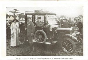 로버트와 올라브 베이든파월, 1913년 7월 버밍엄, 페리 홀 공원에서 열린 제국 스카우트 전시회에서 결혼 선물로 받은 자동차와 함께