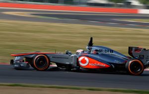 게리 파펫이 실버스톤에서 MP4-28을 테스트하고 있다