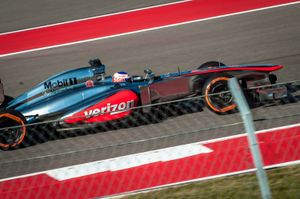 에서 버튼의 MP4-28 측면에 보이는 버라이즌 로고