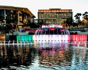 그랜드 파크의 분수가 지진 피해자를 기리기 위해 멕시코 국기 색상으로 켜졌다.