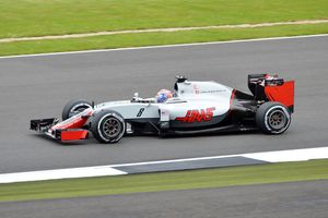 로맹 그로장이 2016년 영국 그랑프리에서 하스 팀 소속으로 주행하는 모습