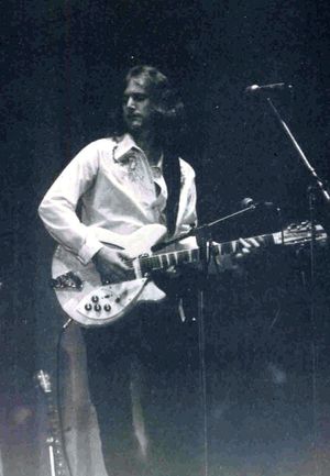 1972년 버즈와 함께 공연하는 로저 맥귄. 맥귄은 2004년에 이 곡을 커버 버전을 발표했다.