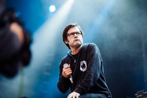 2014년 래그왜건과 함께 공연하는 보컬 조이 케이프