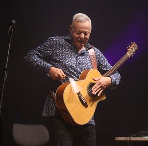 이매뉴얼은 스네어 드럼 브러시를 사용하여 타악기 키트 소리를 흉내 낸다.