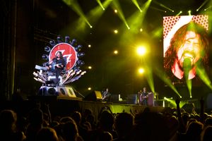 데이브 그롤이 소닉 하이웨이 월드 투어 중 다리 부상에도 불구하고 공연하는 모습.