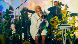 파크스가 2022년 서머싯 하우스에서 공연하고 있다