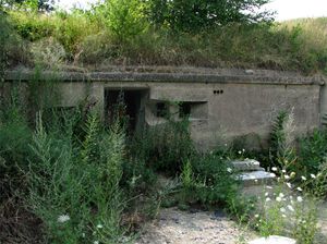 매사추세츠 주 윈throp의 포트 뱅크스에 있는 배터리 켈로그의 데이터 부스로, 박격포 진지 B의 벽 안에 내장되어 있다