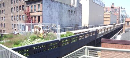 2010년 여름, 20번가에서 제2구간을 업타운 방향으로 본 풍경. 이 구간은 다음 해에 개통되었다.