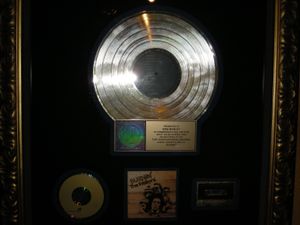 자메이카 나인 마일에 있는 《Burnin'》 앨범의 골드 레코드 상