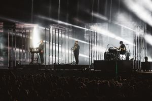 alt-J가 2017년 포지티버스 페스티벌에서 Relaxer 투어 중 공연하고 있다.