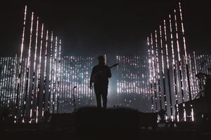 alt-J가 라트비아 살라츠그리바(Salacgrīva)의 즈베이니에쿠 공원에서 열린 2017년 포지티버스 페스티벌에서 Relaxer 투어 중에 공연하고 있다.