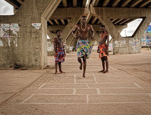 가나에서 투마투를 하는 소년들