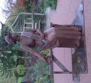 여성 참정권 100주년을 기념하는 에밀리 와일딩 데이비슨의 동상