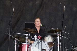 2015년 이글스 오브 데스 메탈에서 드럼을 연주하는 호미