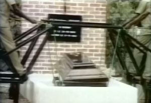 은다다예의 관이 묘지로 내려지고 있다