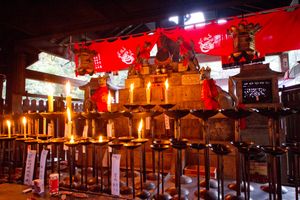 후시미 이나리 신사의 제단에 있는 거울. 야타노카가미는 다른 신을 숭배할 때 거울을 사용하는 원형으로 여겨진다.