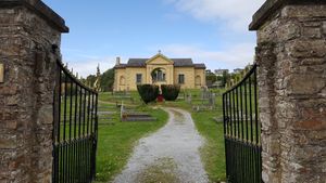 마을 광장, 부활 교회