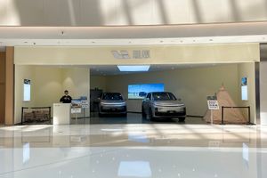 정저우 허난성의 리 오토 쇼룸