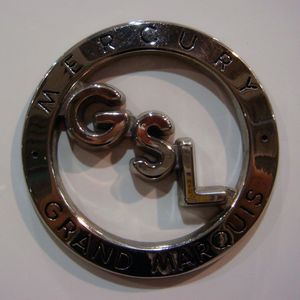 2009년형 그랜드 마퀴스 GSL의 C필러 배지