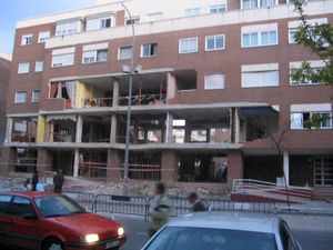 테러리스트 네 명이 사망한 레가네스의 파괴된 건물