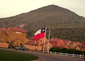 킬리쿠라의 새로운 주택 단지. 배경은 렝카 언덕이다.