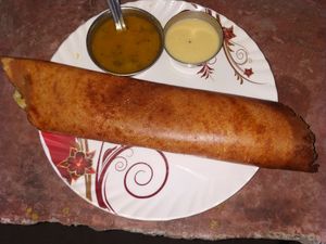 코코넛 처트니와 삼바르와 함께 제공되는 버터 도사