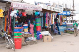 버스 정류장 근처의 작은 상점들