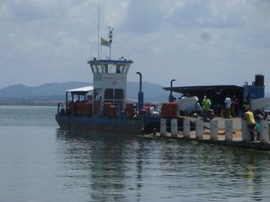 무소마 항구에 정박해 있는 M.V. 무소마 페리