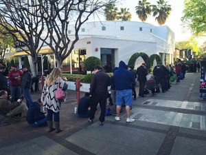 2016년 캘리포니아주 월넛 크릭에서 모델 3를 선주문하기 위해 줄을 서 있는 약 125명