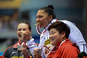 2014년 세계 실내 선수권 대회 시상대 위에 오른 애덤스