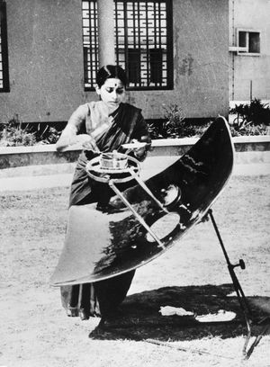 1963년 인도 과학자가 태양열 조리기를 시연하고 있다