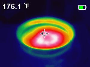 인덕션을 사용하여 물을 가열하는 4쿼트 소스팬의 열 화상.