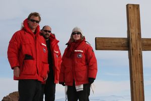 미국 남극 프로그램 소속원들이 남극 관측 언덕에서 캐나다 구스 파카를 입고 있다.