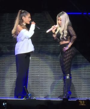 니키 미나지(오른쪽)와 아리아나 그란데(왼쪽)는 여러 차례 협업했다. 미나지는 이 곡의 가사에 참여했으며 뮤직 비디오에도 출연하여 호평을 받았다.